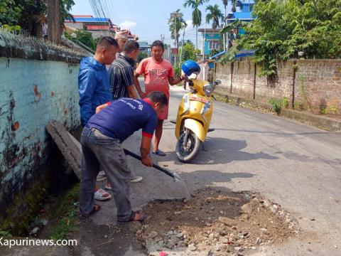 आफ्नै खर्चमा बाटोका खाडल पुर्ने अभियानमा धरान तरुण दल