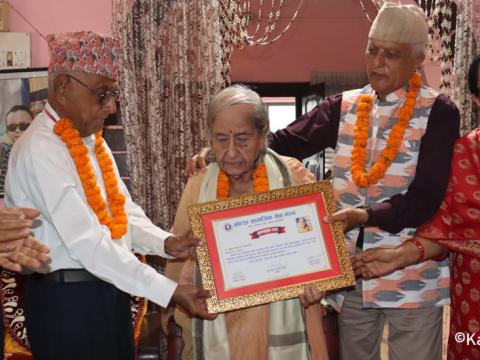खोटाङ सामाजिक सेवा मञ्चद्वारा साहित्यकार भण्डारी सम्मानित