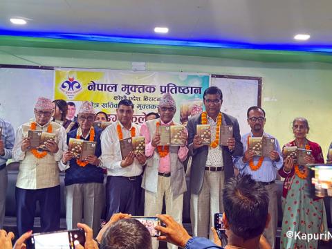 कवि खतिवडाको मुक्तक सङ्ग्रह 'ढुङ्गो फुलेपछि' लोकार्पण