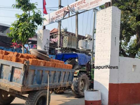 धरान उपमहानगरपालिका कार्यालय गेटैको खाल्डोमा ट्र्याक्टर फस्यो 