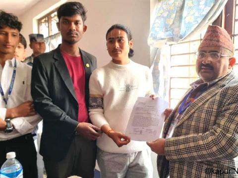 हर्क साम्पाङको पार्टीले चुनावी प्रचारमा बालबालिका प्रयोग गरेको विरोधमा  बाल सञ्जालद्वारा निर्वाचन कार्यालयमा उजुरी