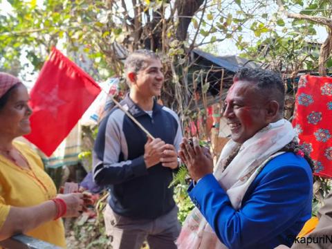 नेपाली कम्युनिष्टका मनोज भट्टराई घरदैलोमा भोट माग्दै 