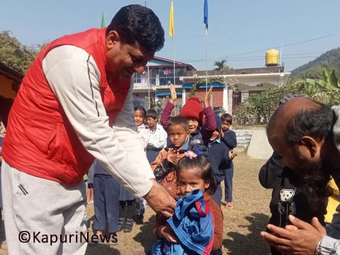 वडाध्यक्षद्वारा विद्यार्थीलाई न्यानो कपडा वितरण