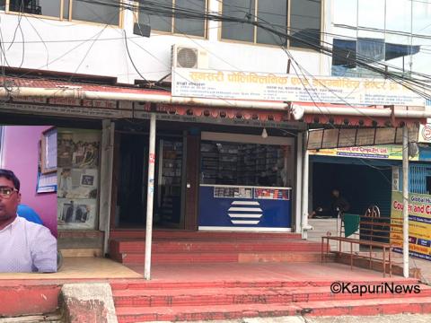 मान्छे उपचार गर्ने सुनसरी पोलिक्लिनिक एण्ड डाइग्नोसिस सेन्टरमा कुकुरको उपचार